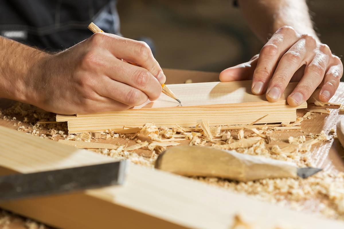 basic woodworking projects for beginners - selecting straight hardwood boards at lumber yard